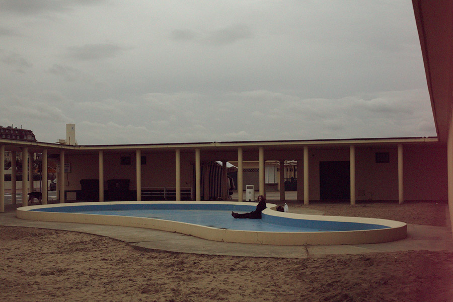 Ophélie - empty pool, photo by Tom Spianti